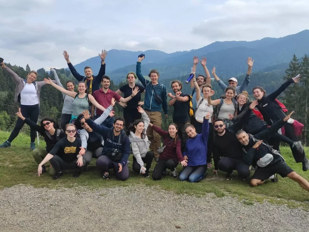 Das Bild zeigt eine Gruppe von Menschen von Bergen. Es sind die Teilnehmenden des Trainings "Climate Beyond Classism"